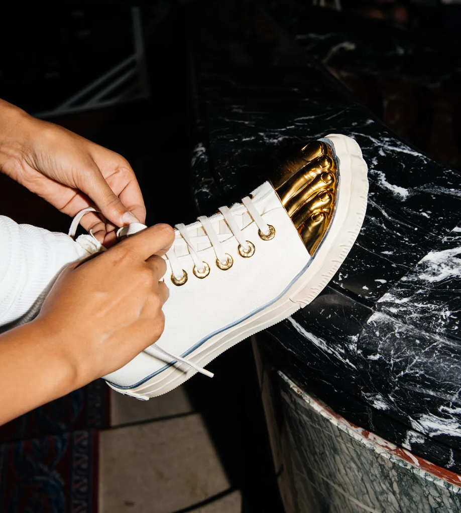 Модный дом Schiaparelli выпустил кеды с носками в виде золотых пальцев