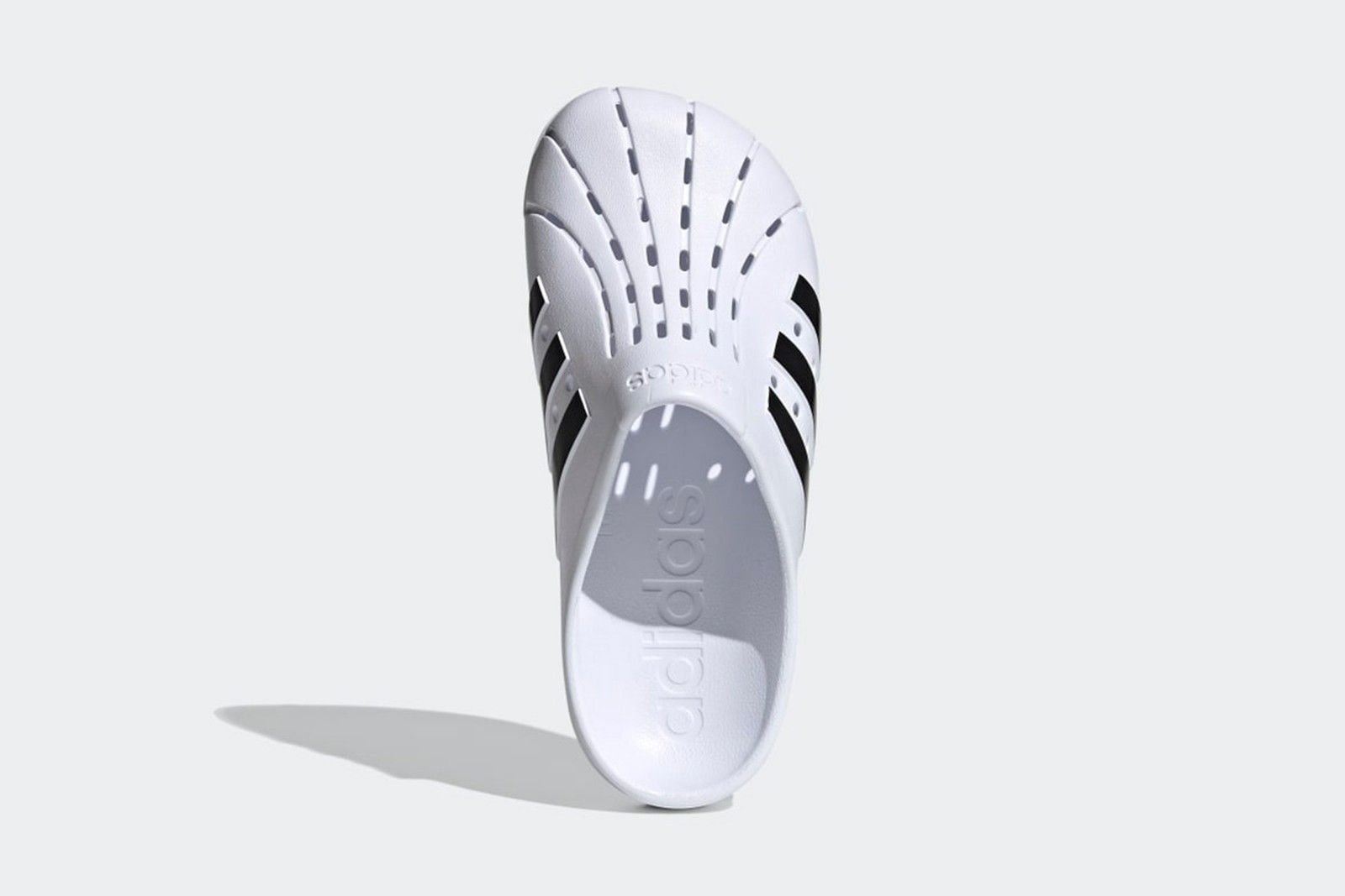 Adidas выпустил свой вариант «кроксов»