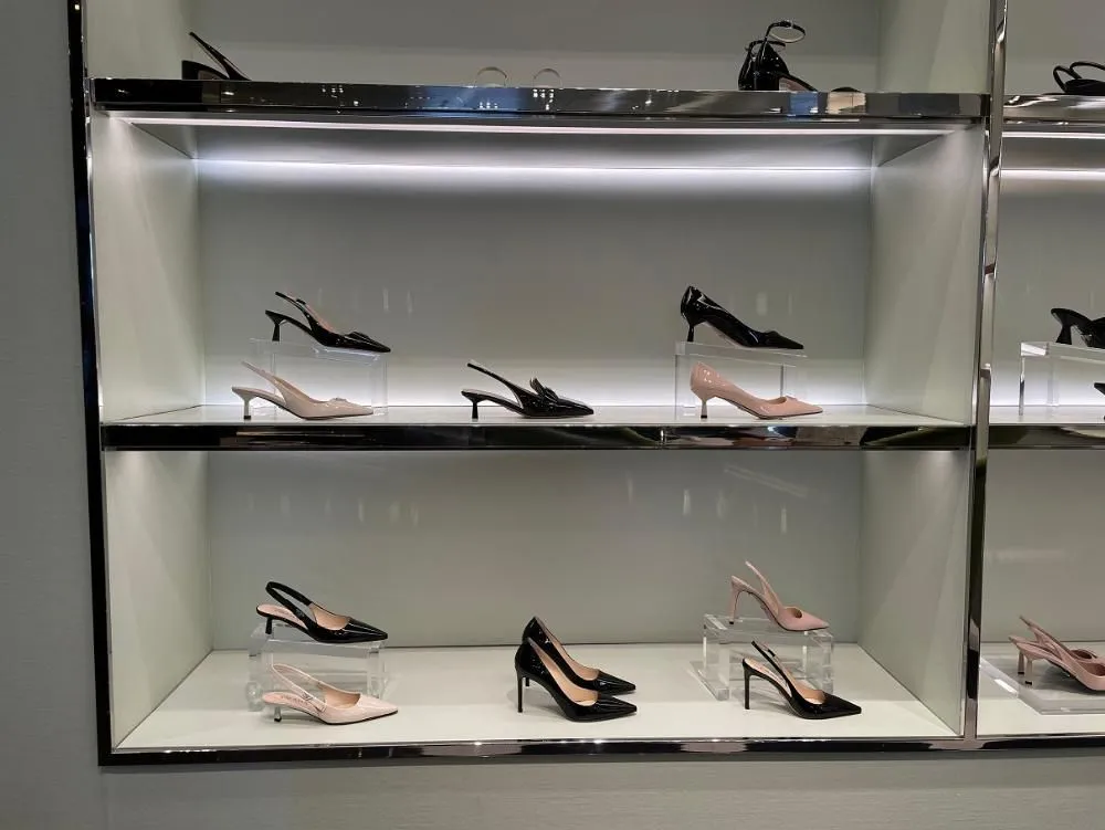 Бутик Prada: экспозиторы для обуви выполнены из толстого (20 миллиметрового) прозрачного акрила в виде квадратов.